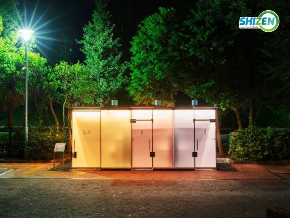 Nhà vệ sinh trong suốt ở công viên quận Shibuya xinh đẹp trong đêm đen